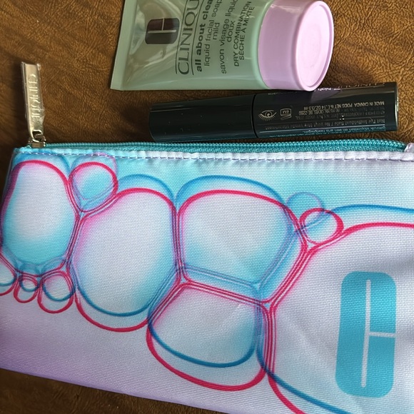 Clinique Makeup Set with Pouch - Picture 3 of 4